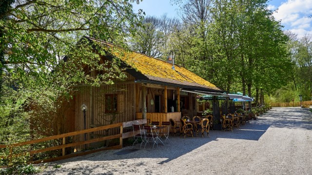 Ausflugsziel im Landkreis Ebersberg: Bis zu 220 Besucher finden im idyllischen Biergarten Platz.