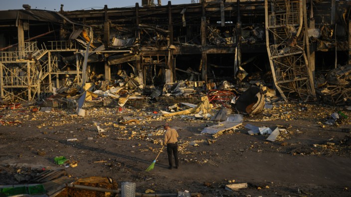 Russlandpolitik: Ein Land in Not: Dies war eine Einkaufs-Mall im ukrainischen Odessa, bevor die Russen das Gebäude am 9. Mai zerstörten.