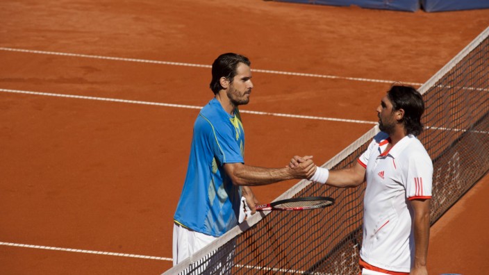 Tennis: Da waren sie noch Profis: Tommy Haas (li.) und Marcos Baghdatis beim Handshake 2012 bei den BMW Open in München. In diesem Jahr könnten sie sich wieder begegnen - bei den Herren 30.
