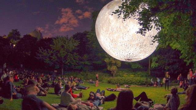 Olympiapark: Der Mond ist aufgegangen, wenn auch ein künstlicher: Das "Museum of The Moon" lässt den Erdtrabanten im Maßstab 1:500 000 über den Festivalgästen erstrahlen.