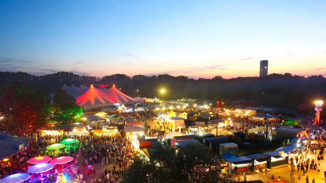 Olympiapark: Endlich wieder ein Festival in voller Größe: So wie hier im Sommer 2018 soll sich die Zelt- und Budenstadt im Olympiapark ausbreiten.