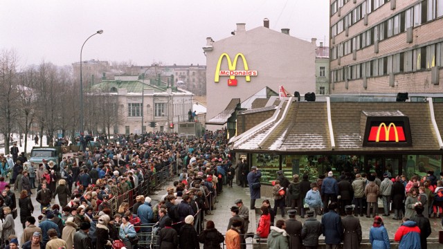 Krieg in der Ukraine: Lange Schlange: Am 31. Januar 1990 eröffnete die erste McDonald's-Filiale in der damaligen Sowjetunion.
