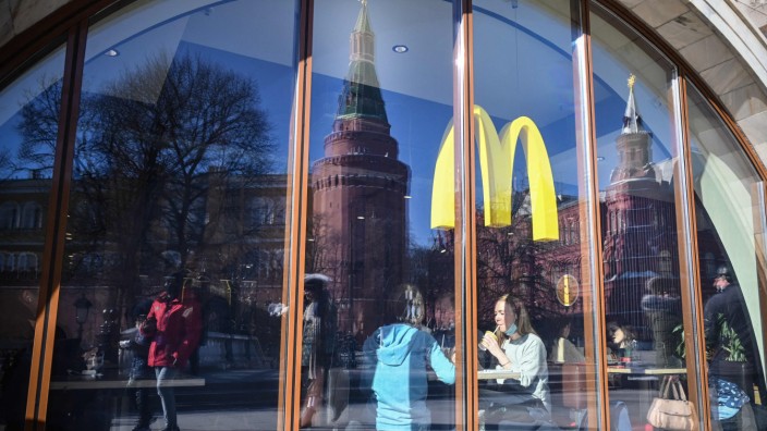 Krieg in der Ukraine: Eine McDonald's-Filiale in Moskau in der Nähe des Kreml: Sie wird es in dieser Form nicht mehr lange geben.