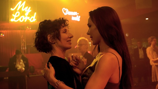 Tatort aus Berlin: Julie Bolschakow (Bella Dayne) und Nina Rubin (Meret Becker) treffen sich zur Tarnung in einer Bar - und kommen sich nahe.