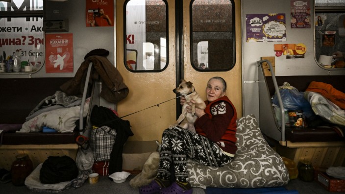Krieg in der Ukraine: Wie diese Frau mit ihrem Hund haben viele Menschen in Charkiw Metrostationen als Unterschlupf genutzt. Über Monate war die ostukrainische Großstadt dem Dauerfeuer russischer Truppen ausgesetzt.