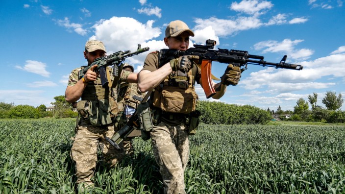 Krieg in der Ukraine: Ukrainische Soldaten auf Patrouille in der Gegend um Donezk.