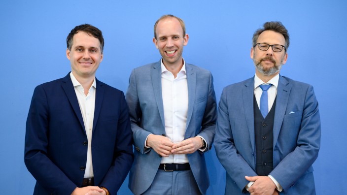 Bundeshaushalt: Die Haushaltspolitiker Sven-Christian Kindler (Grüne), Dennis Rohde (SPD) und Otto Fricke (FDP) sind nach den Verhandlungen sehr zufrieden.