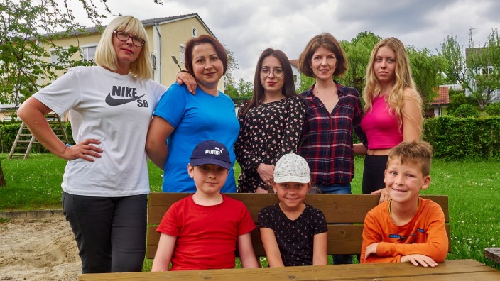 Katholische Kirche: Sanan Kröger (hinten, Zweite von rechts) hat Anzhela Lazarenko (links), Ljudmila Ivchenko (Zweite von links) und deren Kinder aufgenommen. Jetzt wohnen sie zu zehnt in einer Vier-Zimmer-Wohnung.