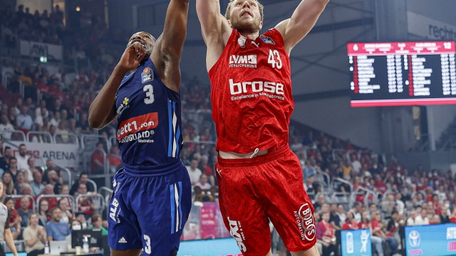 Basketball: Bamberger Stütze: Um Kapitän Christian Sengfelder (re., gegen Berlins Jaleen Smith), dessen Vertrag bis 2025 verlängert wurde, soll eine neue Mannschaft aufgebaut werden.