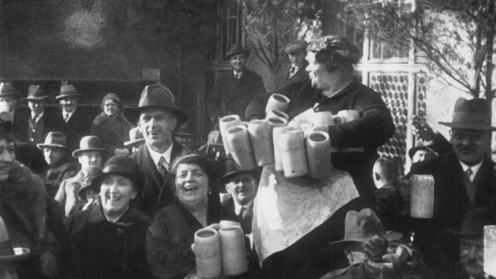 Geschichte: Ein Land der Lebensfreude: Gäste des Salvator-Anstichs werden im Biergarten bedient. Eine Aufnahme aus dem Jahr 1932.