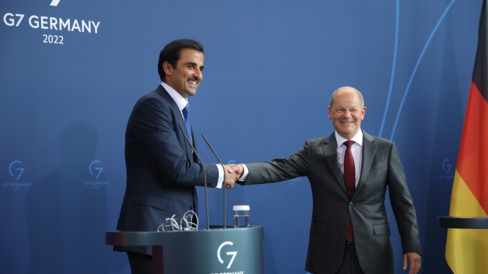 Deutschland und Katar: Kein Demokrat, aber gebraucht: Tamim bin Hamad al-Thani (links), Emir von Katar, wird von Bundeskanzler Olaf Scholz empfangen.