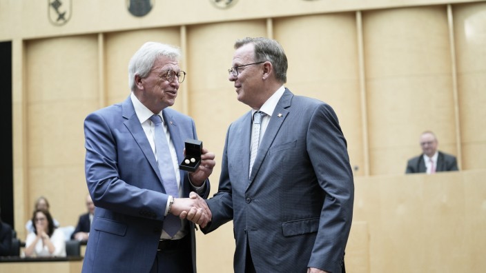 Volker Bouffier: Bundesratspräsident Bodo Ramelow (rechts) überreicht dem "lieben Volker" bei seiner letzten Sitzung zum Abschied Manschettenknöpfe.