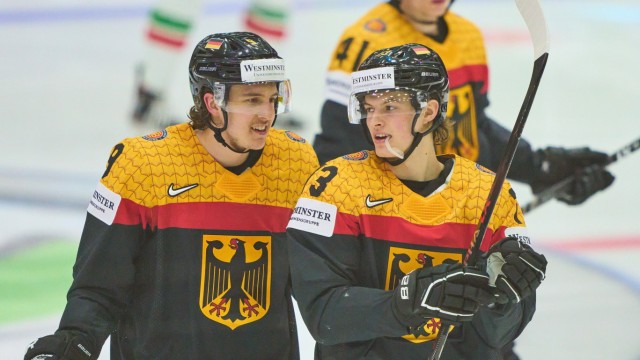 Deutschland schlägt Italien bei der Eishockey-WM: Nicht so schlecht für den Anfang: Leon Gawanke und Lukas Reichel (v.l.) brachten auf Anhieb ihre Qualitäten ins deutsche Spiel ein.