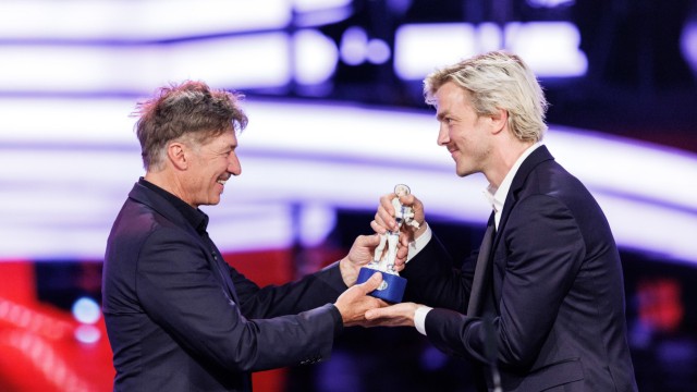 Bayerischer Filmpreis: Der ist für dich: Laudator Tobias Moretti (links) überreicht im Prinzregententheater während der Verleihung des Bayerischen Filmpreises Albrecht Schuch seine Auszeichnung.