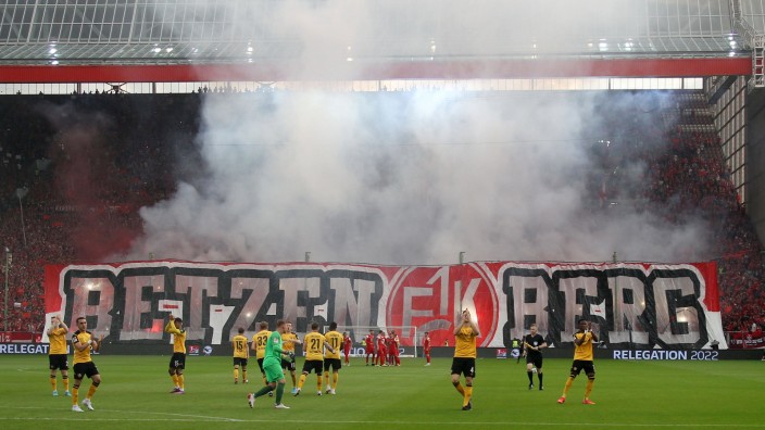 Kaiserslautern gegen Dresden: Die Fans des 1. FC Kaiserslautern erinnern die Spieler vor dem Spiel nochmal an die geographischen Gegebenheiten des Fritz-Walter-Stadions.