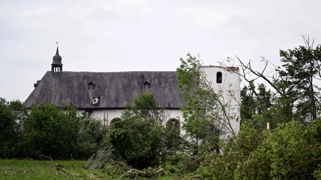 Unwetter in Deutschland: In Lippstadt-Hellinghausen fegte der Sturm das Kirchturmdach der bei Hochzeitspaaren beliebten St.-Clemens-Kirche weg.
