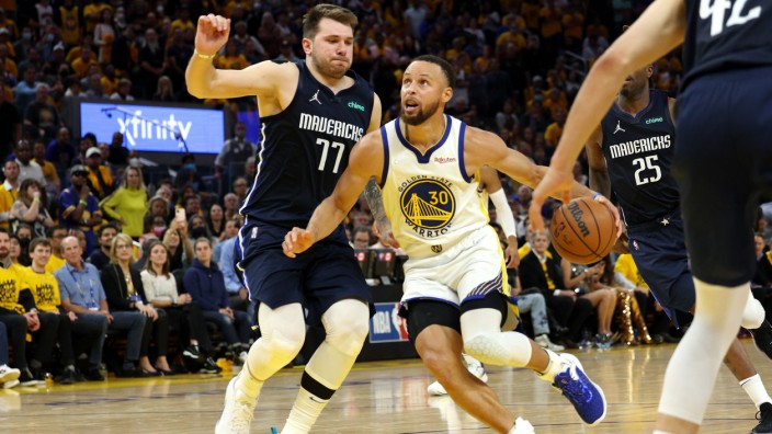 NBA-Playoffs gegen Golden State: Steph Curry (rechts) zieht vorbei an Luka Doncic: Seine Warriors drehten am Ende die Partie in den NBA-Playoffs gegen Dallas.