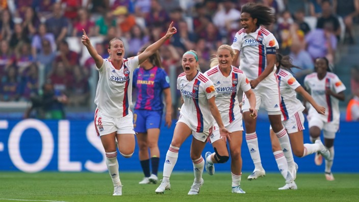Champions League der Frauen: Der Grundstein für diesen Sieg: Amandine Henry (links) feiert ihr 1:0 für Olympique Lyon gegen den FC Barcelona.