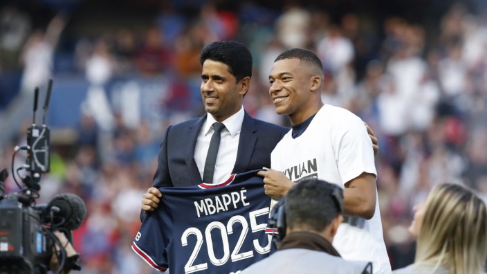 Geplatzter Transfer nach Madrid: Strahlender Stürmer: Kylian Mbappé bleibt bis 2025 bei Paris. Klubpräsident Nasser Al-Khelaifi (li.) freut sich mit.