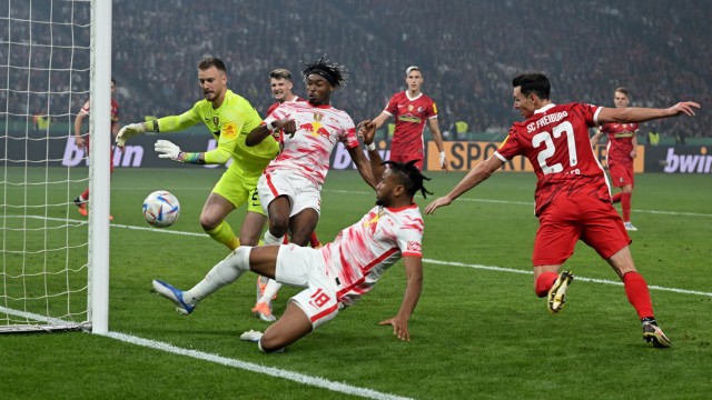DFB-Pokalfinale: Leipzigs Rettung in die Verlängerung: Christopher Nkunku (im Fallen) trifft für die dezimierten Sachsen zum Ausgleich.
