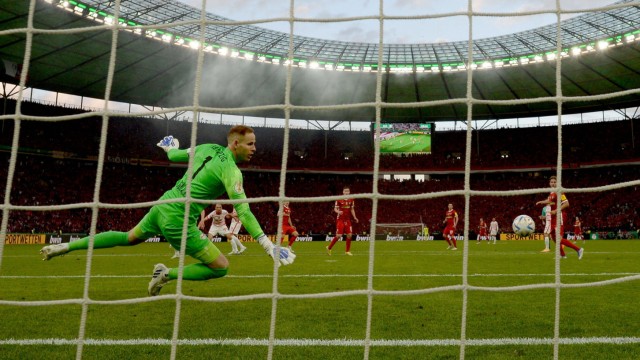 DFB-Pokalfinale: Freiburgs Führung: Maximilian Eggestein (links hinten, im roten Trikot) trifft gegen Leipzigs Keeper Peter Gulacsi.