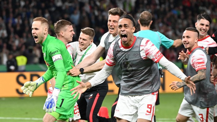 DFB-Pokalfinale: Entfesselte Freude über den allerersten Titel für RB Leipzig: Torhüter Peter Gulacsi (li.), Yussuf Poulsen und ihre Mannschaftskollegen sind nicht zu halten.