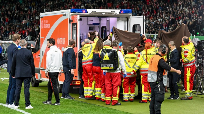DFB-Pokalfinale: Medizinische Helfer und ein Krankenwagen neben dem Feld: In Berlin kam es nach dem Pokalfinale zu einem Zwischenfall.