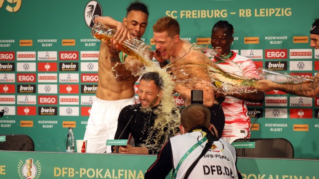 Leipzig gewinnt den DFB-Pokal: Gerstensaft im Haar: Domenico Tedesco bei der Pressekonferenz.