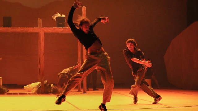 Ballett-Uraufführung: Nach dem Sturm: Ina Christel Johannessen setzt in ihrer Choreografie Shakespeares letztes Meisterwerk "The Tempest" in Kontrast zur heutigen Konsumgesellschaft.