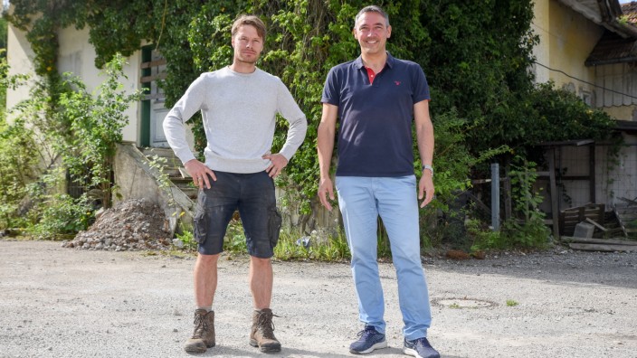 Biodiversitätsprojekt in Bad Tölz: Thomas Hölzl (links) und Bürgermeister Ingo Mehner haben das Projekt einer Obstbaumschule vorgestellt.