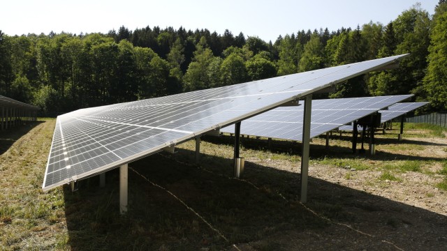 Solarpark eröffnet in Icking: Die Photovoltaikanlage nahe der A95 im Ickinger Ortsteil Walchstadt.