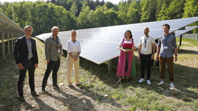 Solarpark an der Bundesstraße: Die Geschäftsführer von Vispiron Energy, Florian Schönberger (2. v. li) und Amir Roughani (2. v. re.) bei der Eröffnung des Solarparks Walchstadt im Mai 2022 mit Investorin und Grundstückseigentümerin Barbara Fuchs (3. v. li.) und Ickings Bürgermeisterin Verena Reithmann (4. v. li.). Etwa 5000 Solarmodule produzieren hier bis zu 2,3 Millionen Kilowattstunden Strom im Jahr.