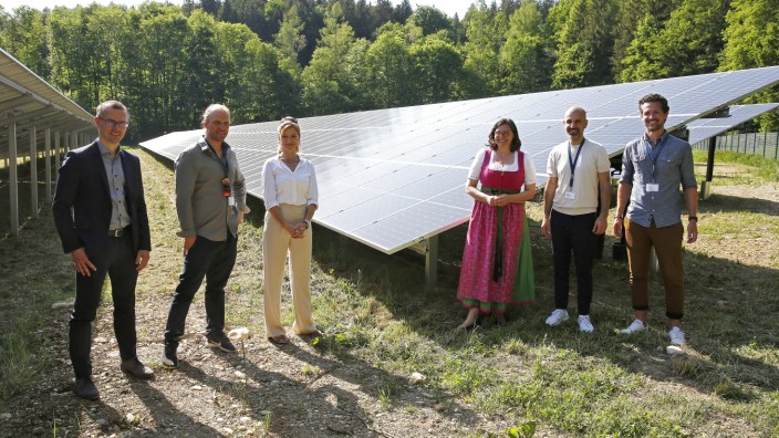 Solarpark eröffnet in Icking: Eröffnungsfeier am Solarpark Icking (v.l.): Andreas Huber, Florian Schönberger, Barbara Fuchs, Verena Reithmann, Amir Roughani und Stefan Fussfelder.