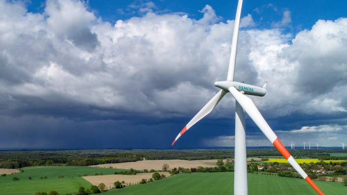 Windkraft: Eine Windenergieanlage von Siemens im Osten Brandenburgs. Die spanischen Windkrafttochter Siemens Gamesa bereitet dem Konzern Probleme.