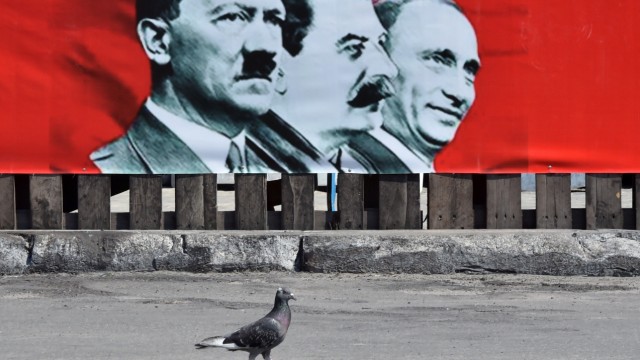 War in Ukraine: A clear message: During the Maidan protests in 2014, a poster appeared showing Hitler, Stalin and Putin respectively.