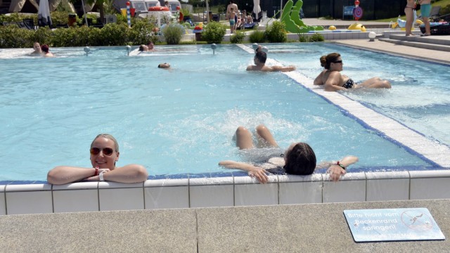 Start der Badesaison 2022: In der Therme Erding, hier ein Bild vom Außenbereich mit Wellenbad, gibt es auch Schwimmkurse.