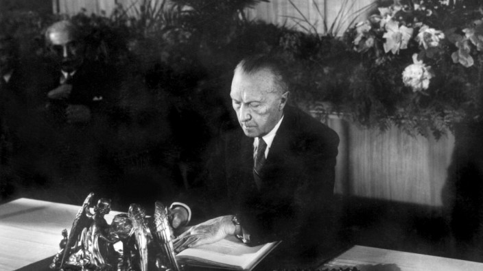 Prantls Blick: Der Präsident des Parlamentarischen Rates, Konrad Adenauer, bei der Unterzeichnung des Grundgesetzes am 23. Mai 1949.