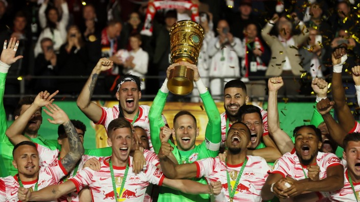 DFB-Pokalsieger Leipzig: Peter Gulacsi stemmt den Pokal - den ersten in der noch sehr jungen Geschichte des Klubs.