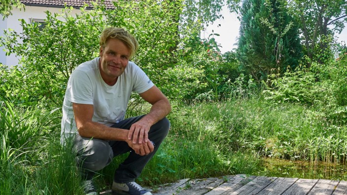 Naturschutz: Landschaftsbauer Matthias Kiefer in seinem naturbelassenen Garten in Zorneding.