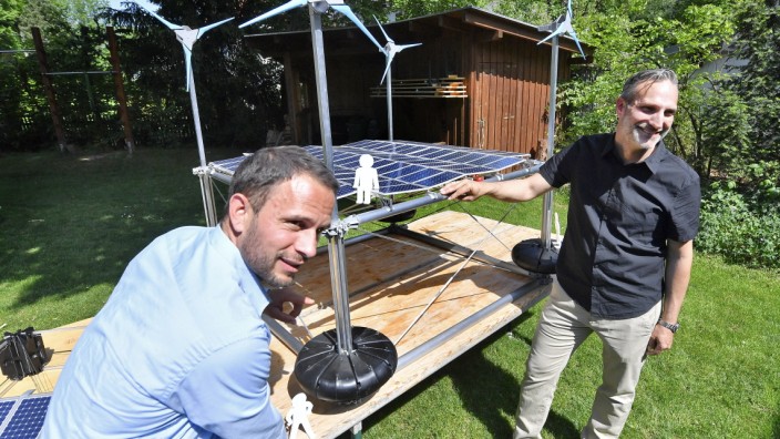 Photovoltaik: Firmengründer Philipp Sinn (links) und Vertriebsleiter Tobias Völkel mit einem Modell ihrer schwimmenden Solaranlage. In Wirklichkeit ist so ein Modul zwölf mal zwölf Meter groß.
