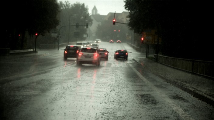 Klimawandel: Starkregen macht nicht nur dem Straßenverkehr zu schaffen. Nach solchen Unwettern schwellen ansonsten harmlos Bäche gefährlich an. Mit zunehmender Erderwärmung wird das häufiger vorkommen, sagte die Klimaforschung voraus.