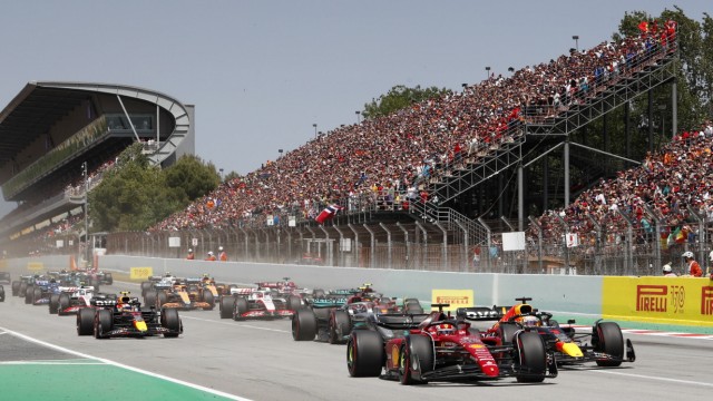 Formel 1 in Barcelona: Charles Leclerc und Max Verstappen duellieren sich bereits direkt nach dem Start - mit dem besseren Ende für den Ferrari.