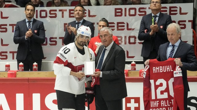 Deutschland bei der Eishockey-WM: Neuer Weltrekord: Der Schweizer Andres Ambühl absolvierte am Samstag gegen Kanada sein 120. WM-Spiel, eines mehr als der Deutsche Udo Kießling. Dafür erhielt er von IIHF-Präsident Luc Tardif eine Gratulation und von seiner Mannschaft einen 6:3-Sieg.