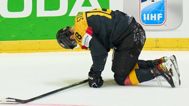 Deutschland bei der Eishockey-WM: Aus und vorbei: Für den NHL-Stürmer Tim Stützle ist das Turnier wegen seiner Verletzung aus dem Spiel gegen Frankreich vorzeitig beendet.