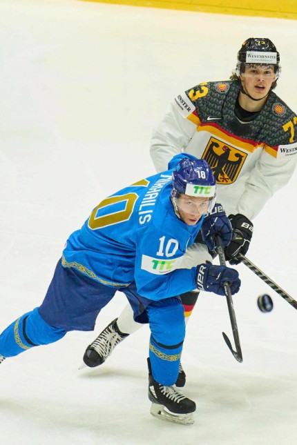 Deutschland bei der Eishockey-WM: Lukas Reichel (rechts) und die deutsche Nationalmannschaft feierten gegen Kasachstan den fünften Sieg nacheinander.