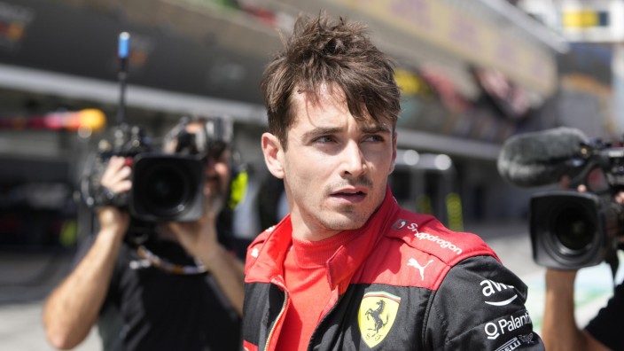 Formel 1 in Barcelona: Kann es ganz nicht fassen: Charles Leclerc nach seinem überraschenden Aus.