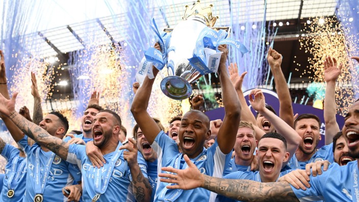 Manchester City in der Premier League: In seiner letzten Saison für Manchester City darf Kapitän Fernandinho noch einmal die Meisterschaft feiern.