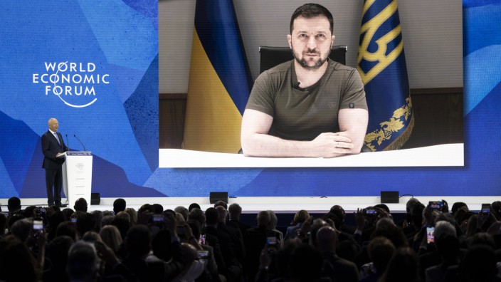Weltwirtschaftsforum: Der Ukraine-Krieg steht auf der Agenda des Weltwirtschaftsforums in Davos ganz oben: Gleich zur Eröffnung des Treffens sprach der ukrainische Präsident Wolodimir Selenskij via Video-Schalte.