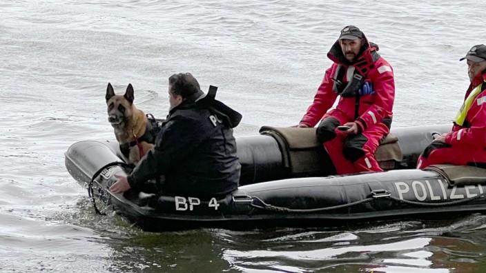 Vohburg: Einsatzkräfte sind vergangene Woche mit einem Boot der Polizei im Uferbereich der Donau unterwegs.