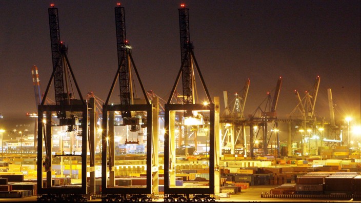 Haushaltspolitik: Hamburger Hafen: Europas Wirtschaft wächst langsamer, daher bleiben die Schuldenregeln ausgesetzt.
